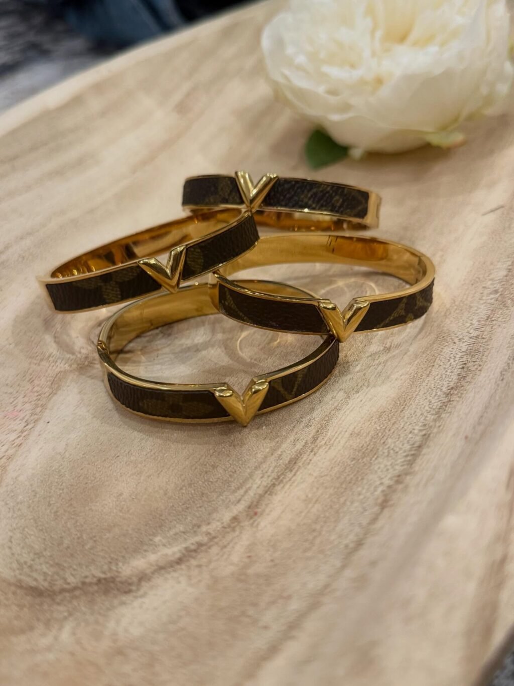 My goal this year has been to offer more 𝙍𝙀𝘼𝘿𝙔 𝙏𝙊 𝙎𝙃𝙄𝙋 products.

All products shown are ready to ship. There are quite a few so they will be uploaded in a few posts. 

For pricing, please comment under interested item(s) or send a message. 

You can also shop the website! 
Ashes2beautydesigns.com

𝓗𝓪𝓹𝓹𝔂 𝓢𝓱𝓸𝓹𝓹𝓲𝓷𝓰 🛍️