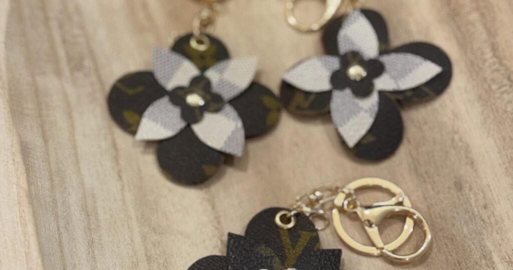 My goal this year has been to offer more 𝙍𝙀𝘼𝘿𝙔 𝙏𝙊 𝙎𝙃𝙄𝙋 products.

All products shown are ready to ship. There are quite a few so they will be uploaded in a few posts. 

For pricing, please comment under interested item(s) or send a message. 

You can also shop the website! 
Ashes2beautydesigns.com

𝓗𝓪𝓹𝓹𝔂 𝓢𝓱𝓸𝓹𝓹𝓲𝓷𝓰 🛍️