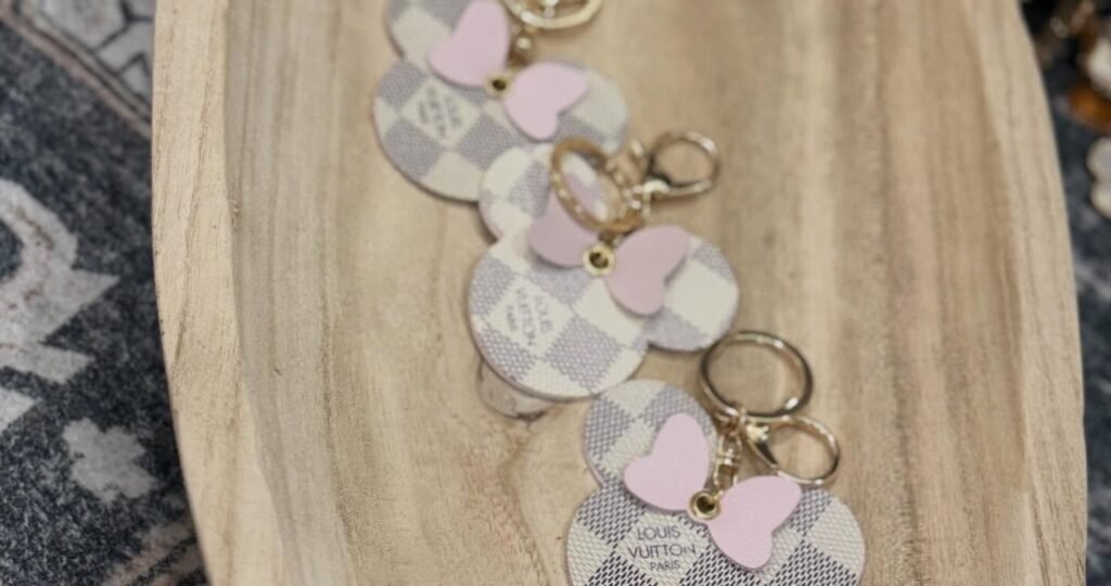 My goal this year has been to offer more 𝙍𝙀𝘼𝘿𝙔 𝙏𝙊 𝙎𝙃𝙄𝙋 products.

All products shown are ready to ship. There are quite a few so they will be uploaded in a few posts. 

For pricing, please comment under interested item(s) or send a message. 

You can also shop the website! 
Ashes2beautydesigns.com

𝓗𝓪𝓹𝓹𝔂 𝓢𝓱𝓸𝓹𝓹𝓲𝓷𝓰 🛍️