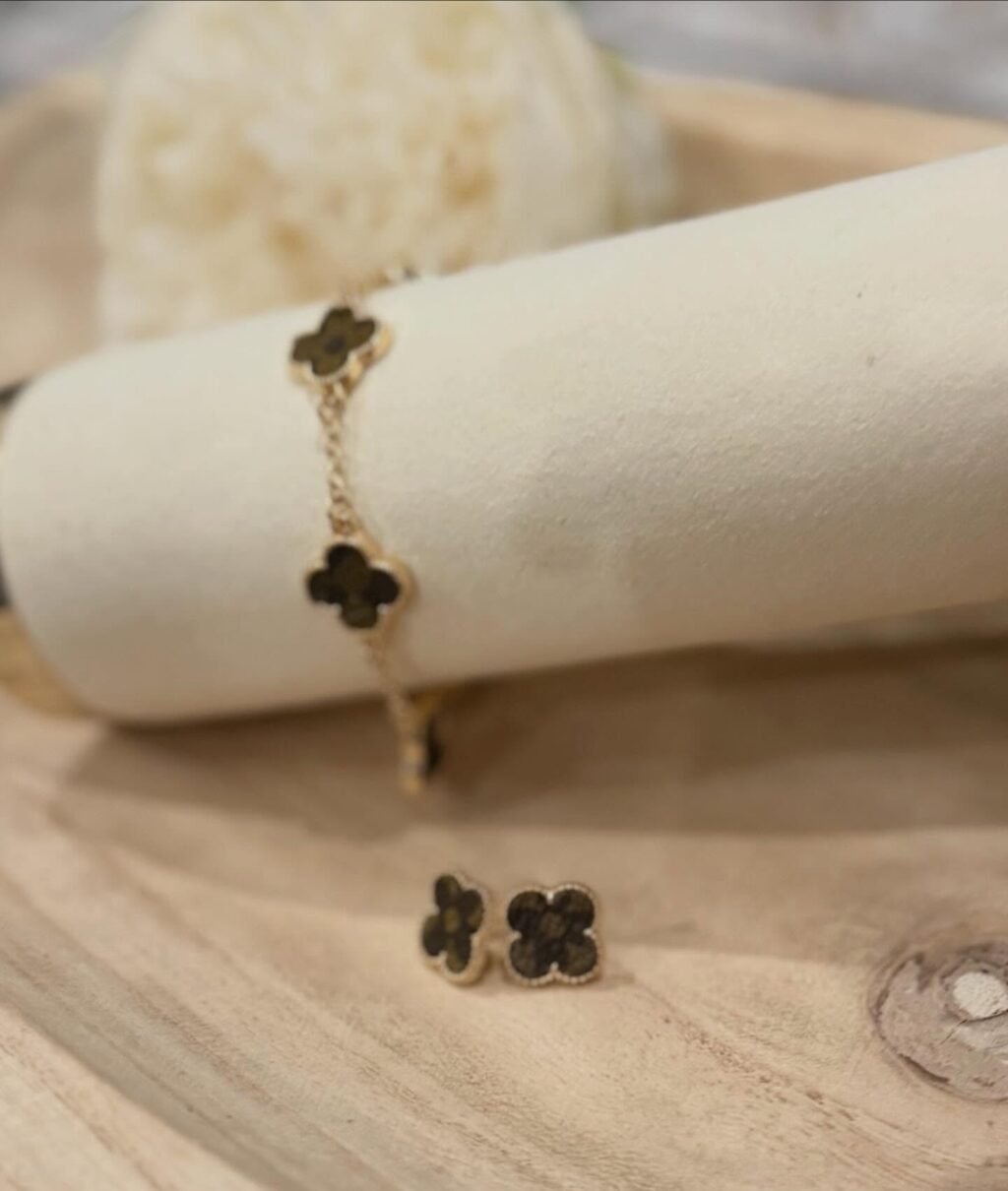 My goal this year has been to offer more 𝙍𝙀𝘼𝘿𝙔 𝙏𝙊 𝙎𝙃𝙄𝙋 products.

All products shown are ready to ship. There are quite a few so they will be uploaded in a few posts. 

For pricing, please comment under interested item(s) or send a message. 

You can also shop the website! 
Ashes2beautydesigns.com

𝓗𝓪𝓹𝓹𝔂 𝓢𝓱𝓸𝓹𝓹𝓲𝓷𝓰 🛍️